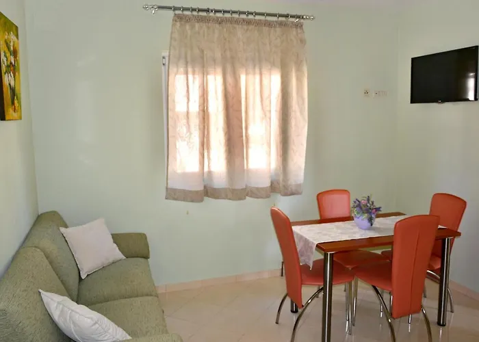 With A Parking Space - 6720 Daire Makarska